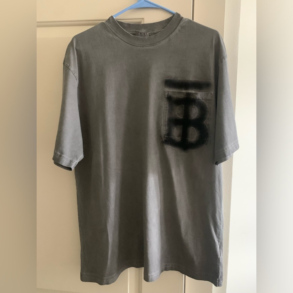 Burbarry man t-shirt gray in perfect condition
